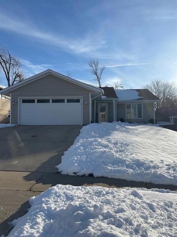 633 Concord Ln NW, Cedar Rapids, IA 52405 - photo 1