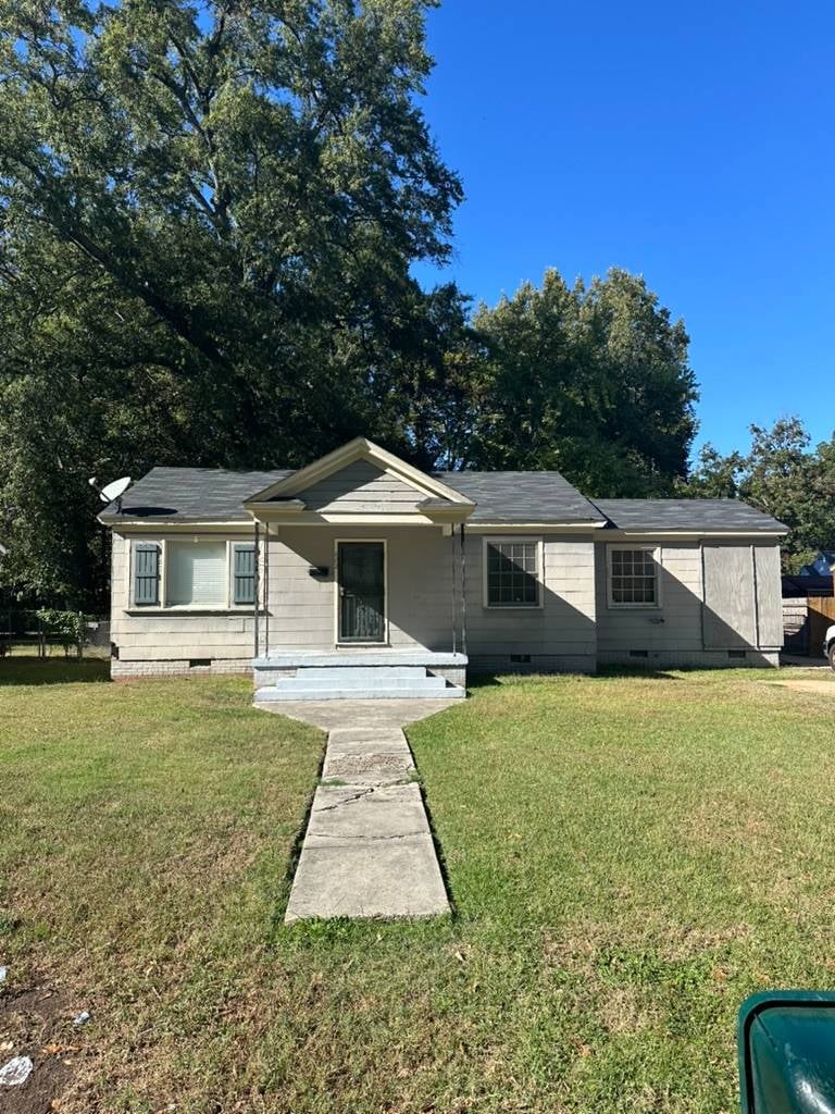 602 Cherokee Rd, Greenwood, MS 38930 - photo 1