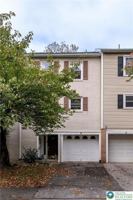 8315 Countryside Ln, Fogelsville, PA 18051 - photo 1