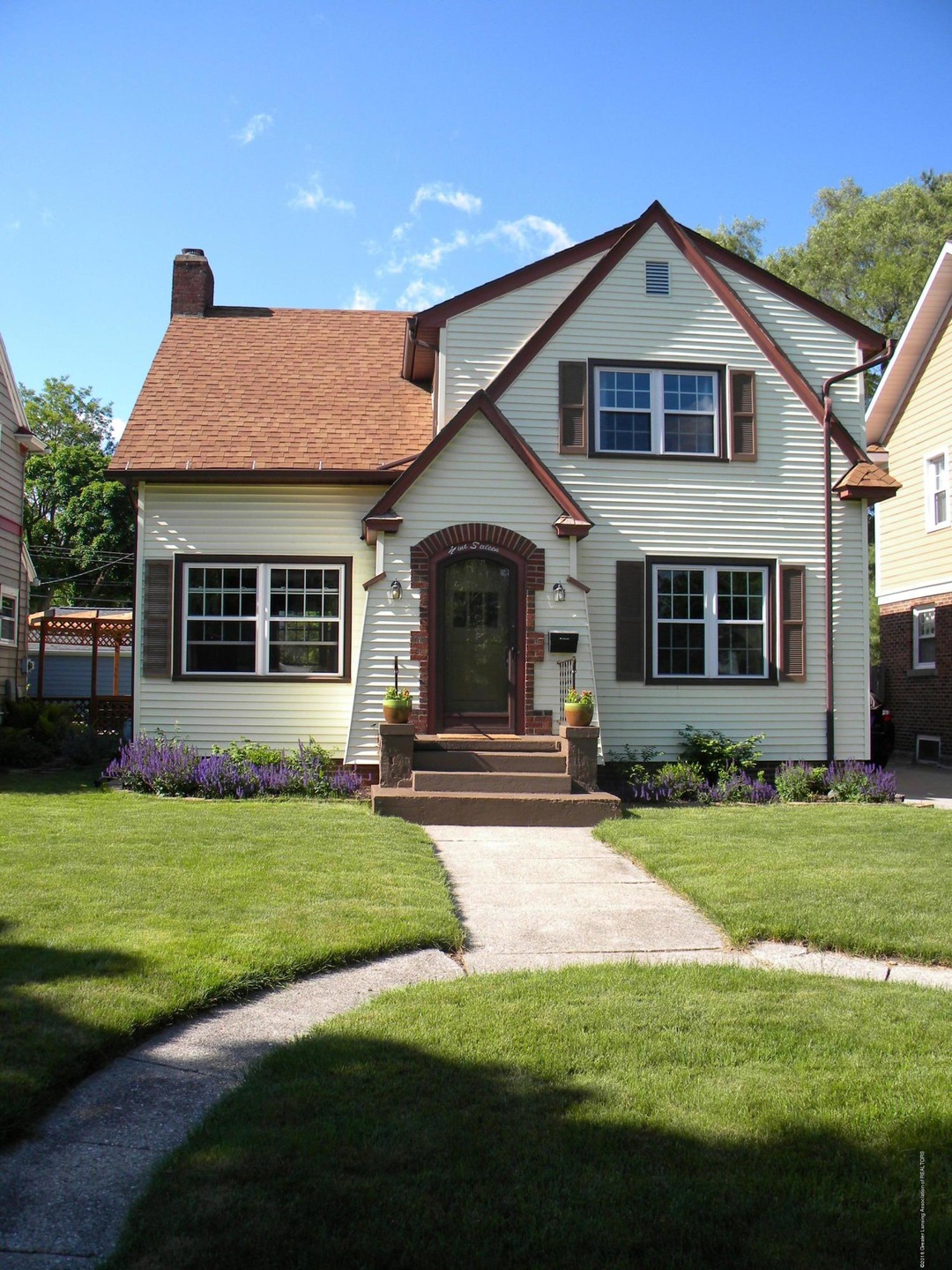 916 Sparrow Ave, Lansing, MI 48910 - photo 1