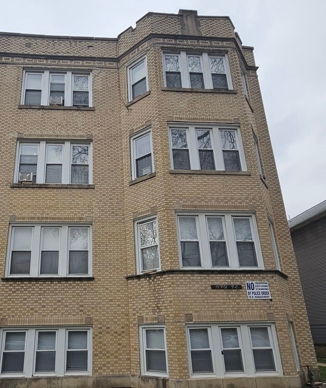 840 N Massasoit Ave unit 2W, Chicago, IL 60651 - photo 1