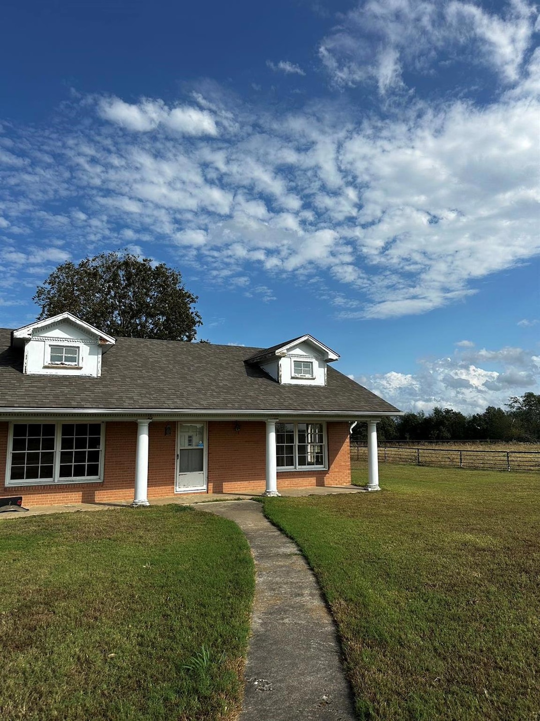 View of front of house featuring a front yard