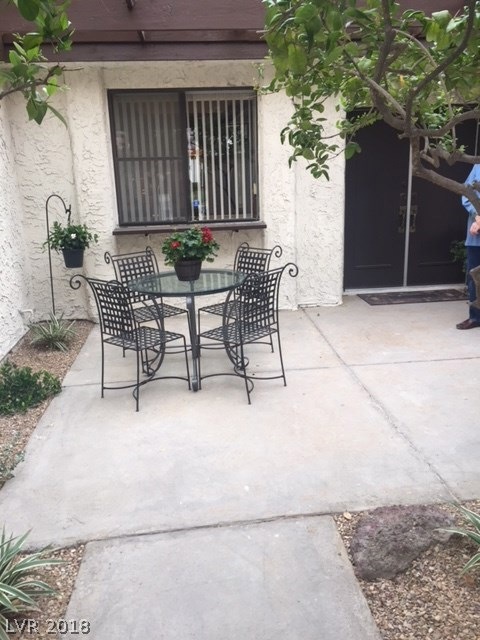 Front courtyard patio it shaded too.