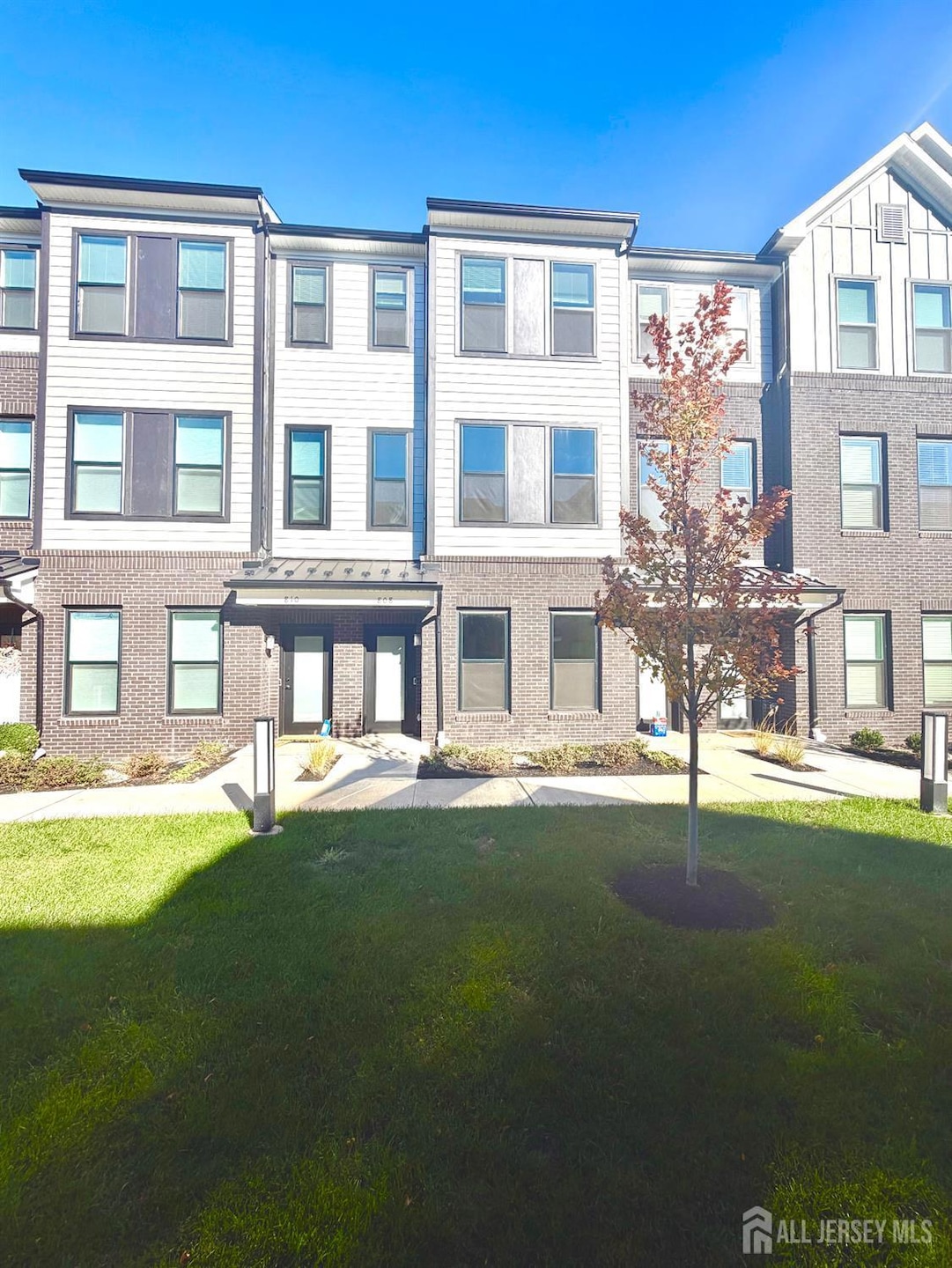 808 Sadie Cir, New Brunswick, NJ 08901 - photo 1