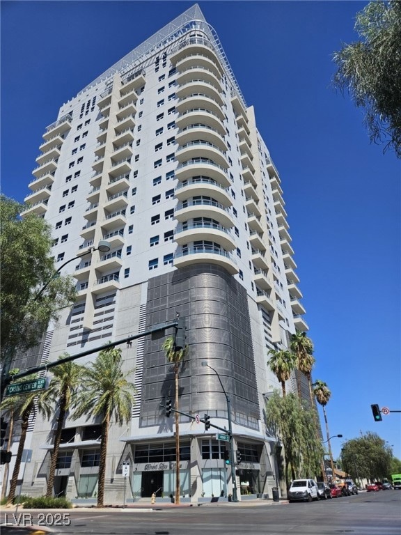 View of apartment building / complex