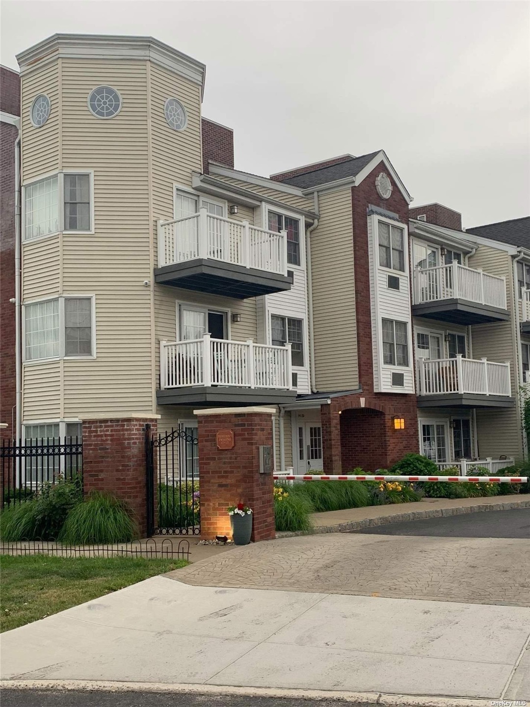 94-00 Magnolia Ct unit 1, Ozone Park, NY 11417 - photo 1