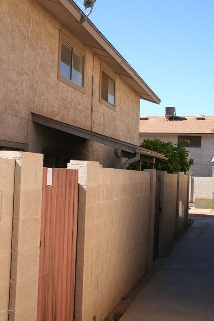 1052 N