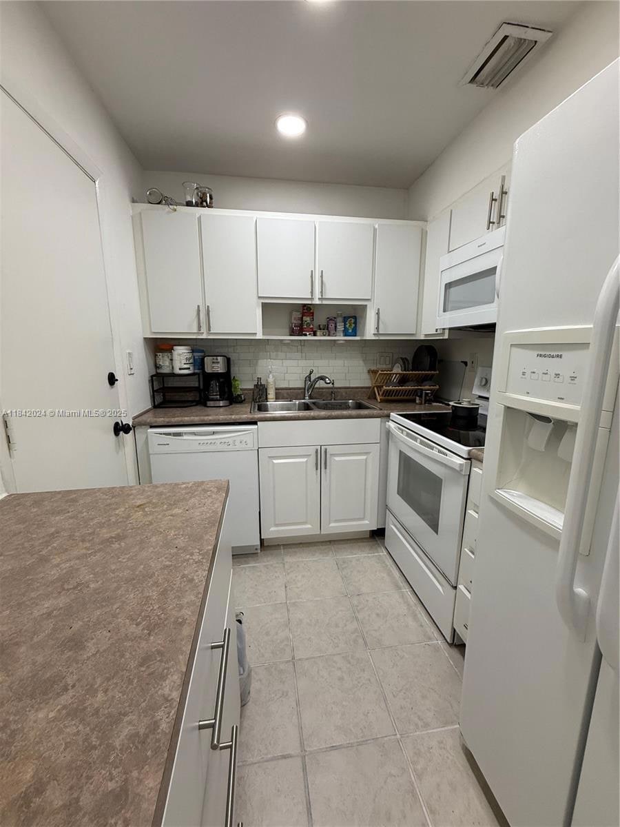 River Shores unit 209, Oakland Park, FL 33334 - photo 1