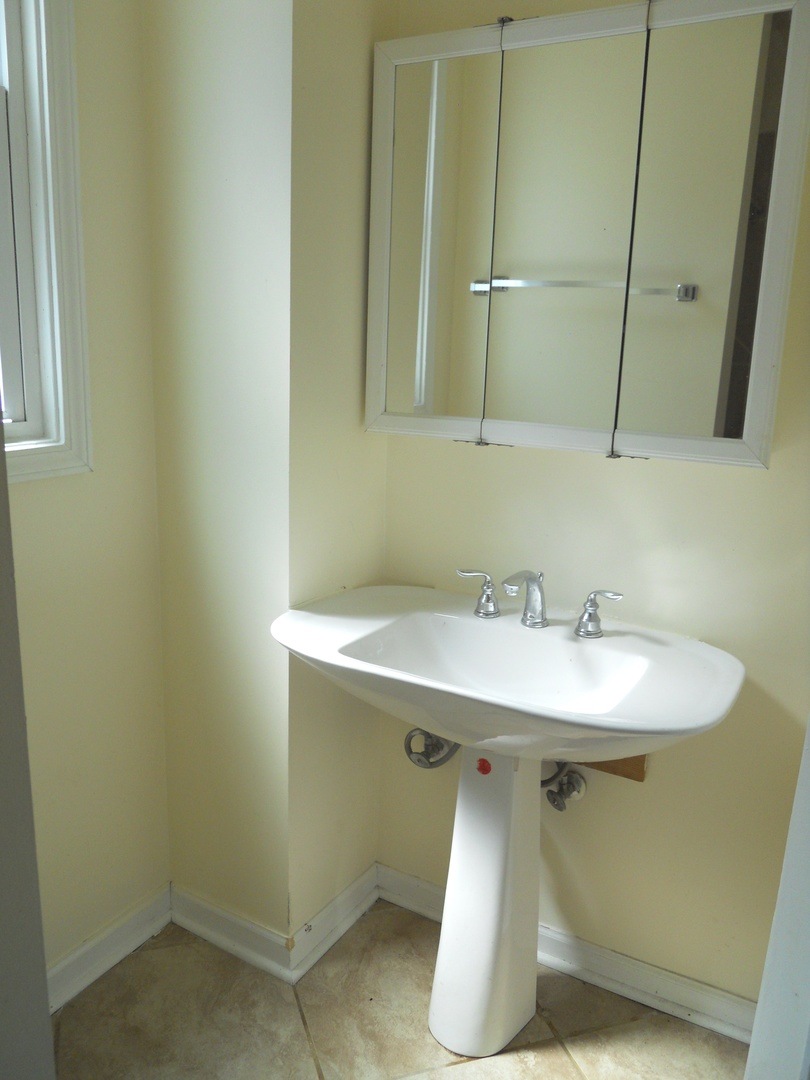 613 Washington St unit 2, Waukegan, IL 60085 - photo 1