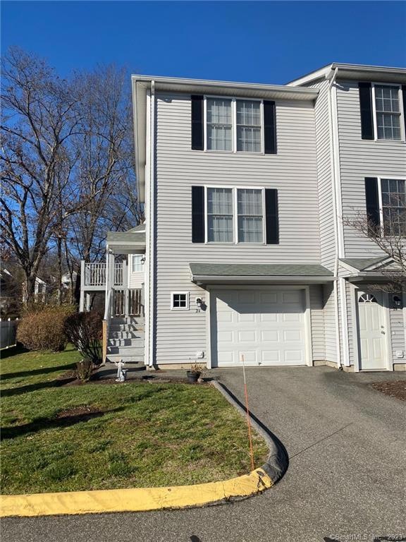 Beautiful end unit wit 1 car garage