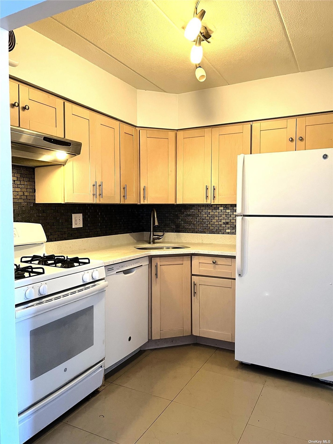 6817 242nd St unit 35C, Little Neck, NY 11362 - photo 1