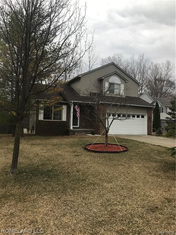 323 Eagle Landings Ct, Waterford, MI 48327 - photo 1