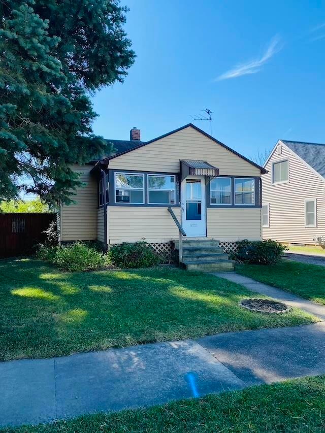 1022 Hawthorne Ave, Waterloo, IA 50702 - photo 1