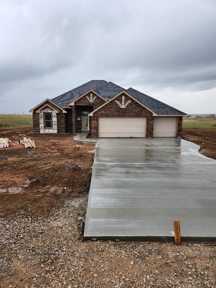5704 NE Tadpole Dr, Elgin, OK 73538 - photo 1