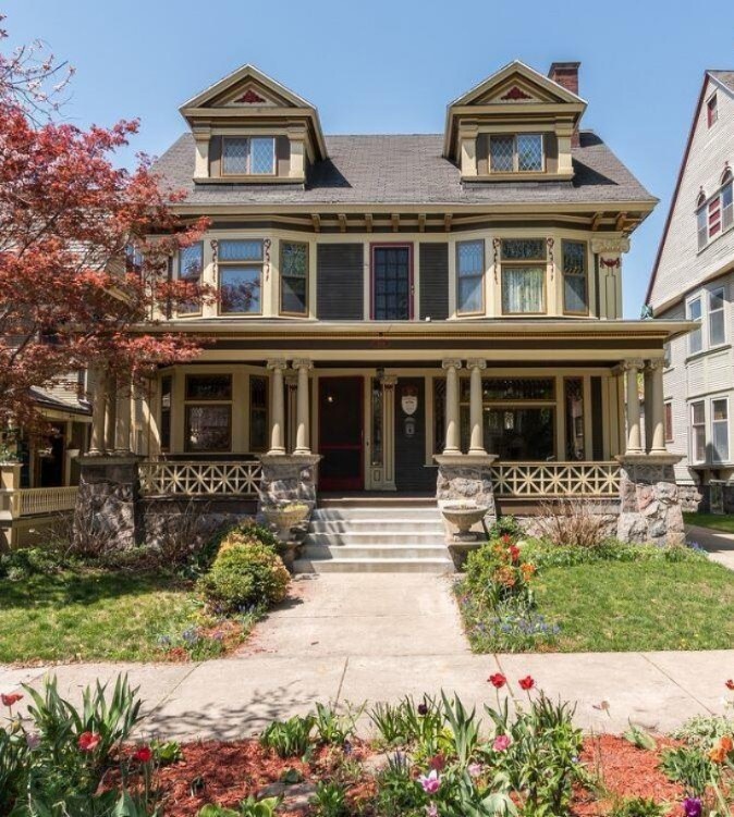 559 College Ave. SE