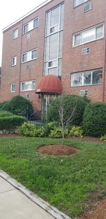 1409 River St unit 23, Hyde Park, MA 02136 - photo 1