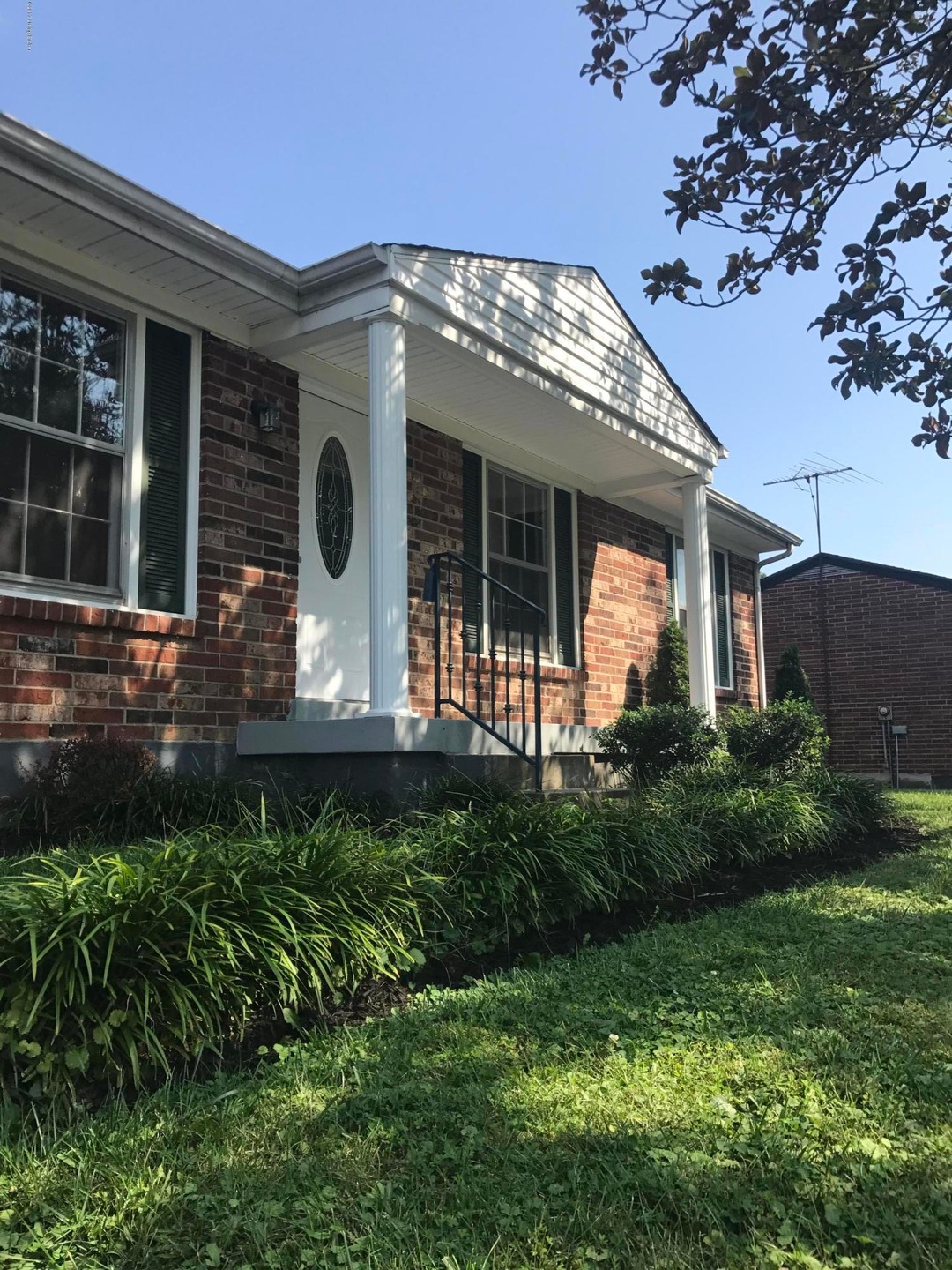 9301 Lantana Dr, Louisville, KY 40229 - photo 1