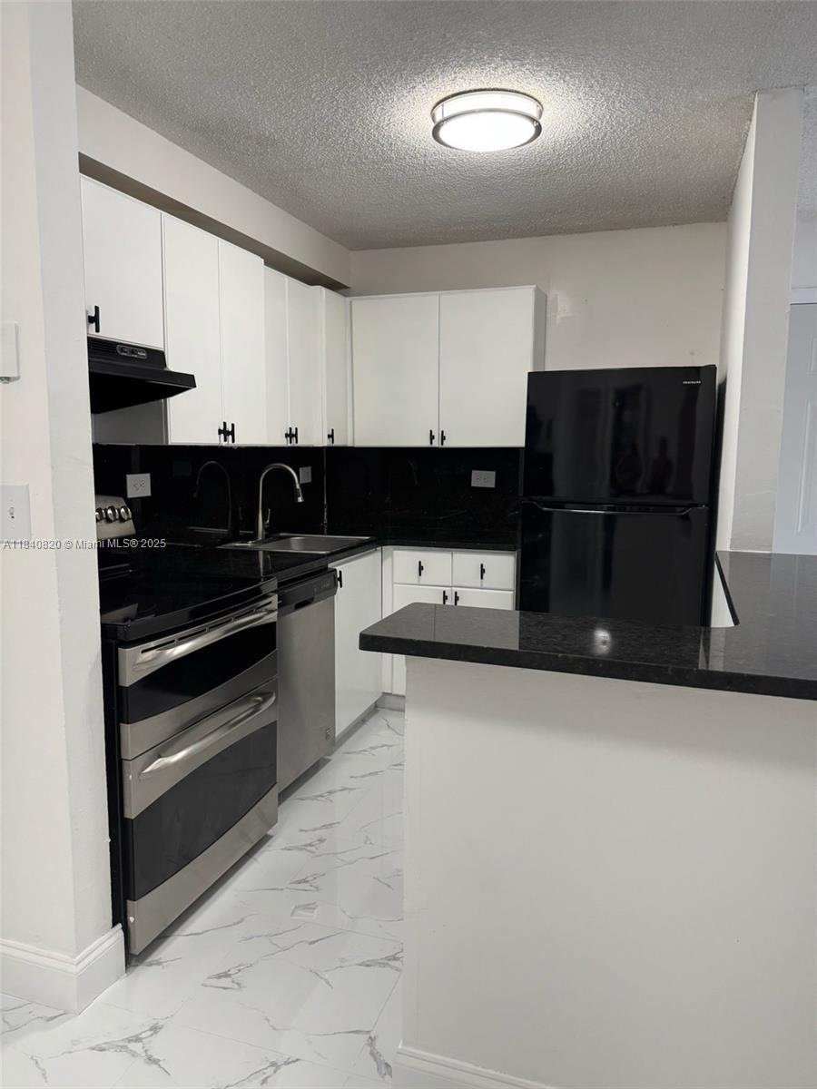 7010 NW 179th St unit 105, Hialeah, FL 33015 - photo 1