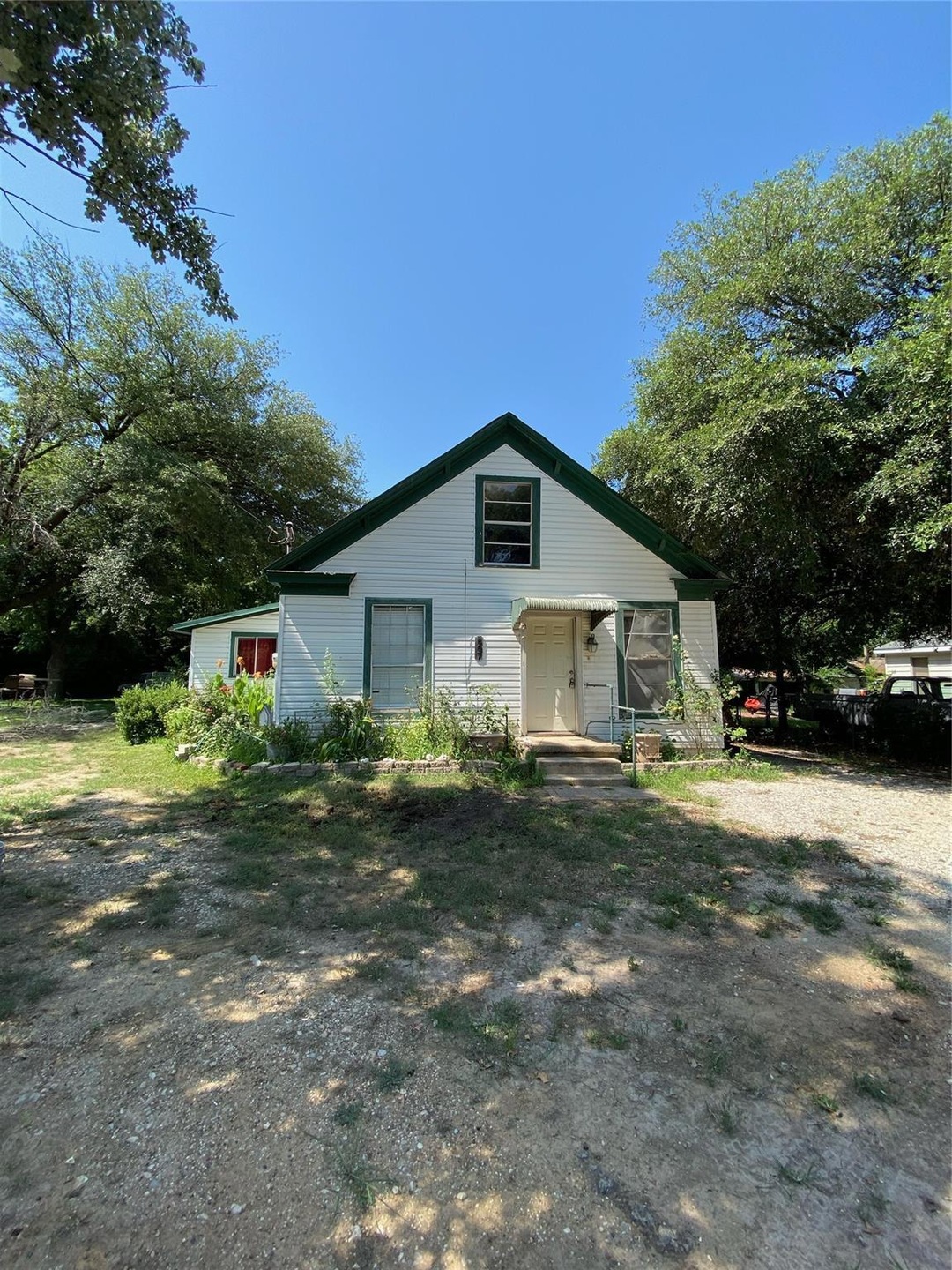 607 Mccubbin St, Gainesville, TX 76240 - photo 1