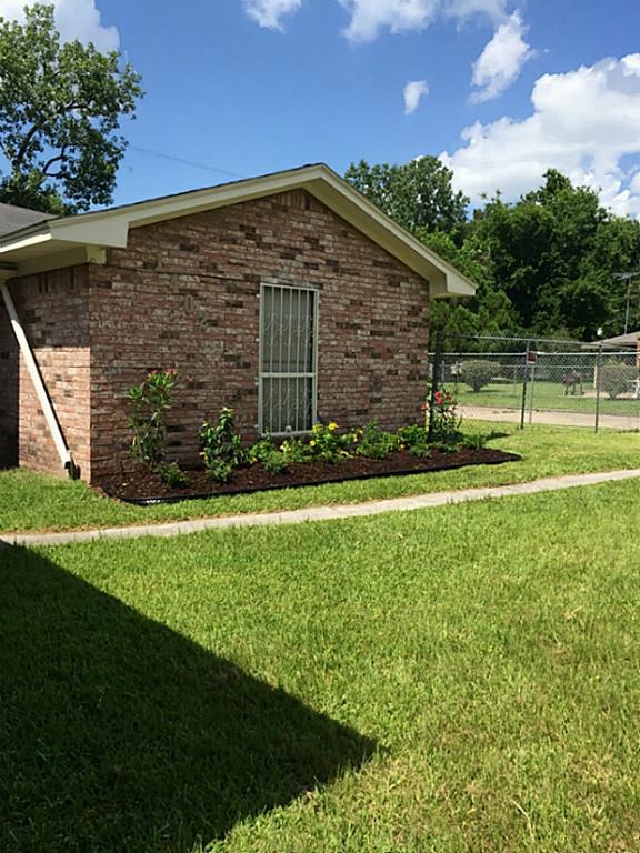 1402 W Donovan St, Houston, TX 77091 - photo 1
