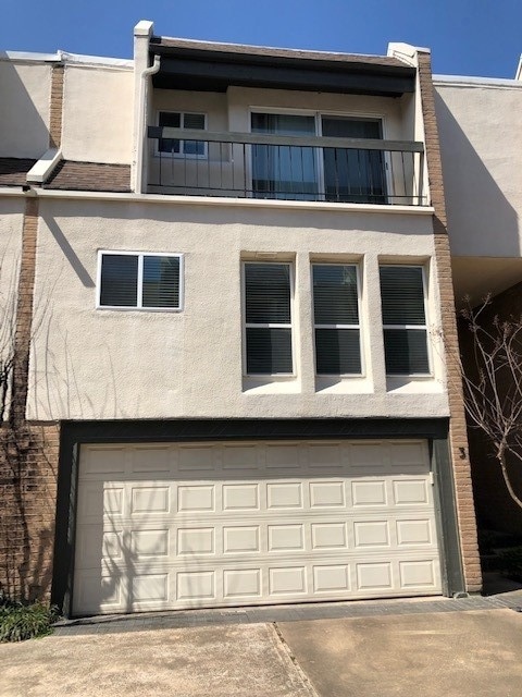 Townhome in desirable Montrose.