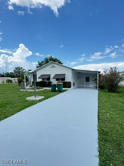 Manufactured / mobile home with driveway, a front