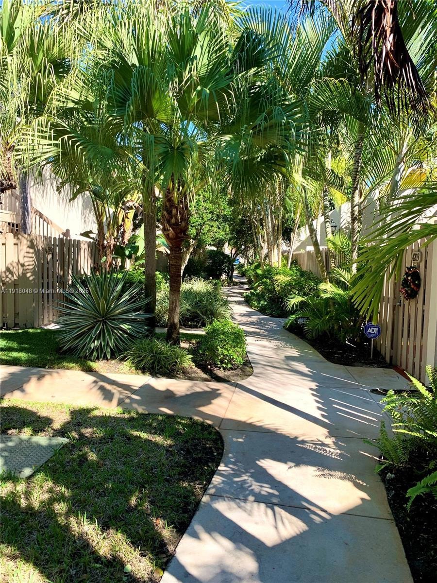 614 Executive Center Dr unit 104, West Palm Beach, FL 33401 - photo 1