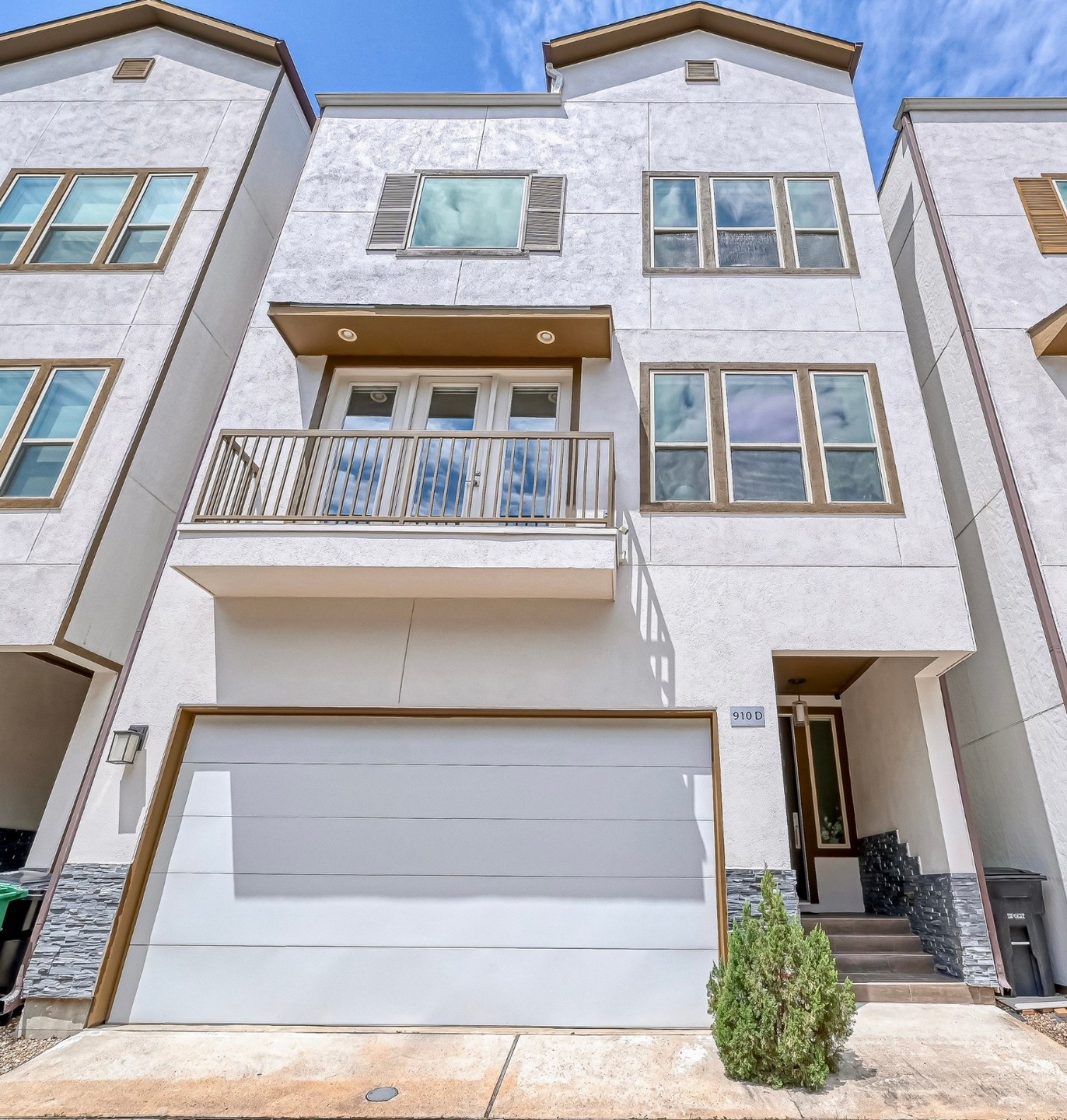 Well maintained and beautiful 3 bed/3.5 bath home