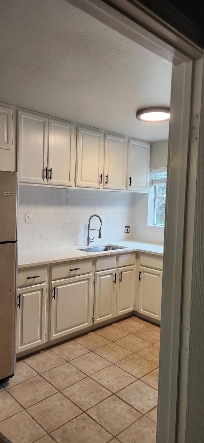 Kitchen featuring tasteful backsplash, freestandi