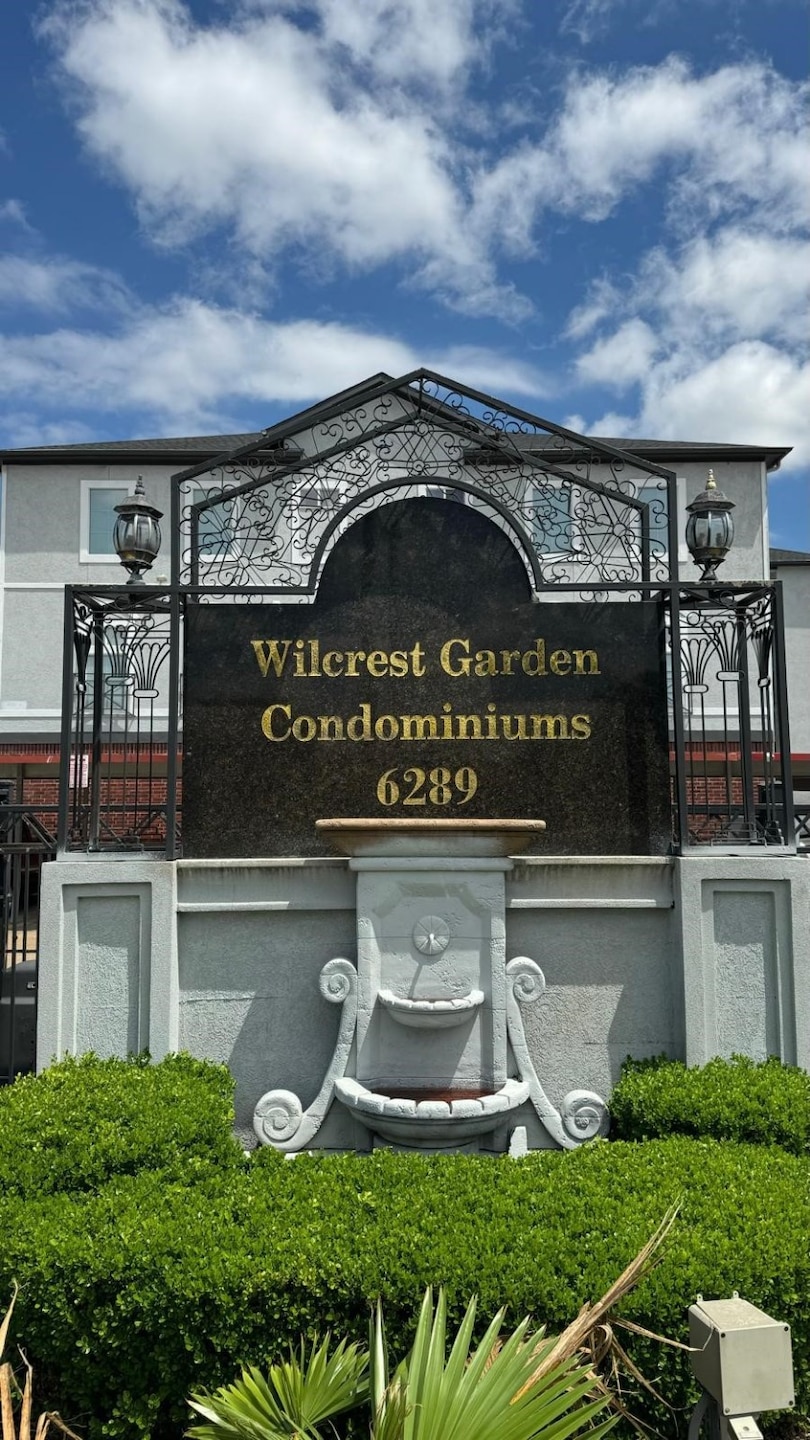 The photo shows the entrance sign for Wilcrest Gar
