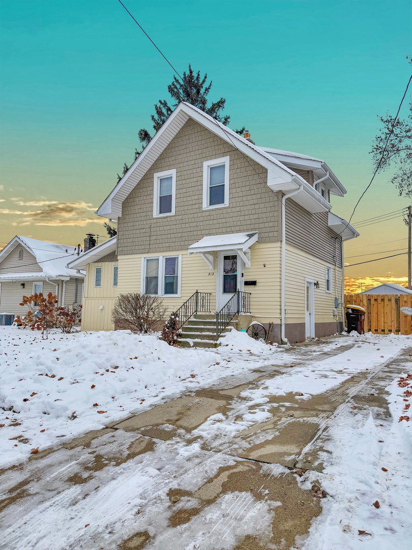 813 W Cleveland St, Freeport, IL 61032 - photo 1