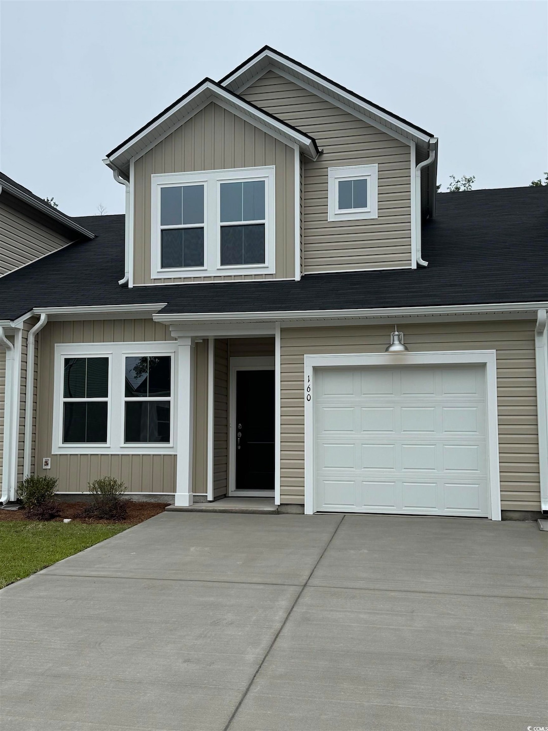 View of front facade with driveway