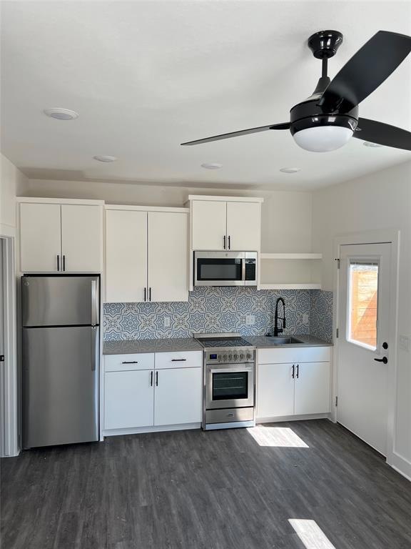 Kitchen with appliances with stainless steel fini