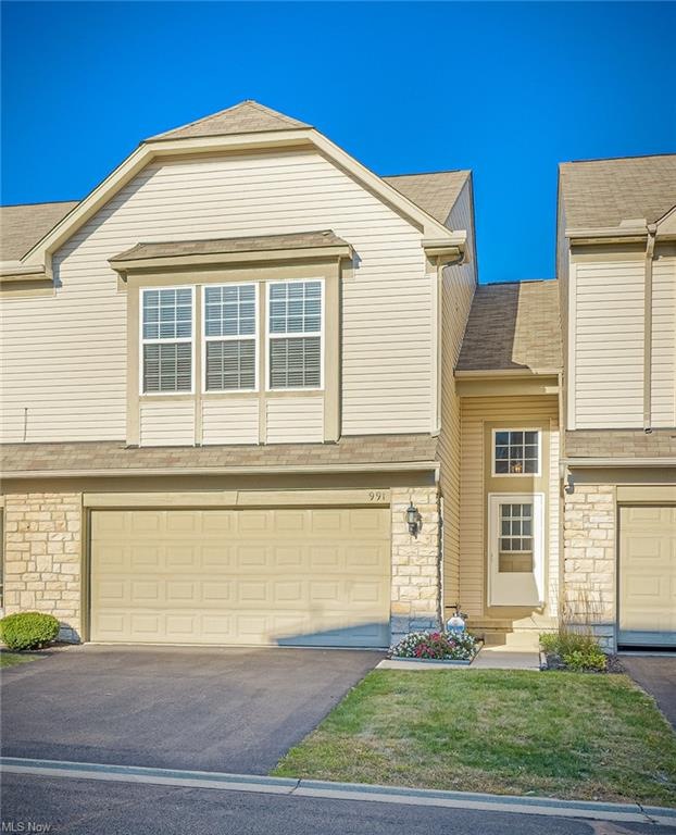 Welcome to an extremely well-maintained townhouse 