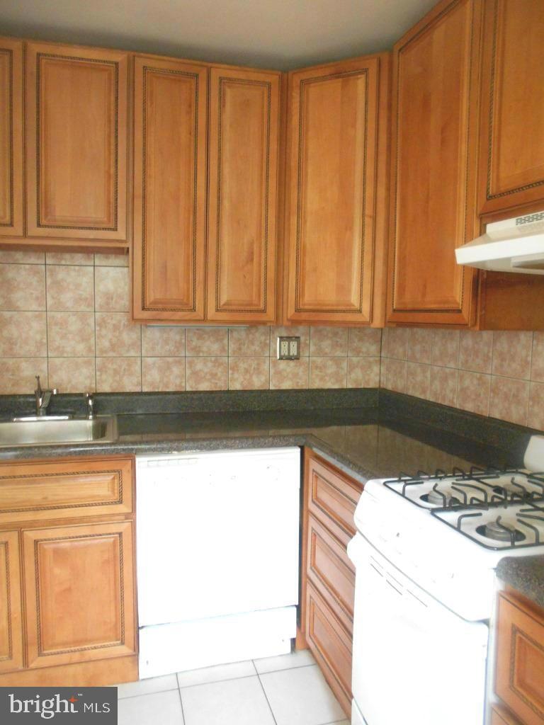 5903 Chinquapin Pkwy unit 2ND FLOOR, Baltimore, MD 21239 - photo 1