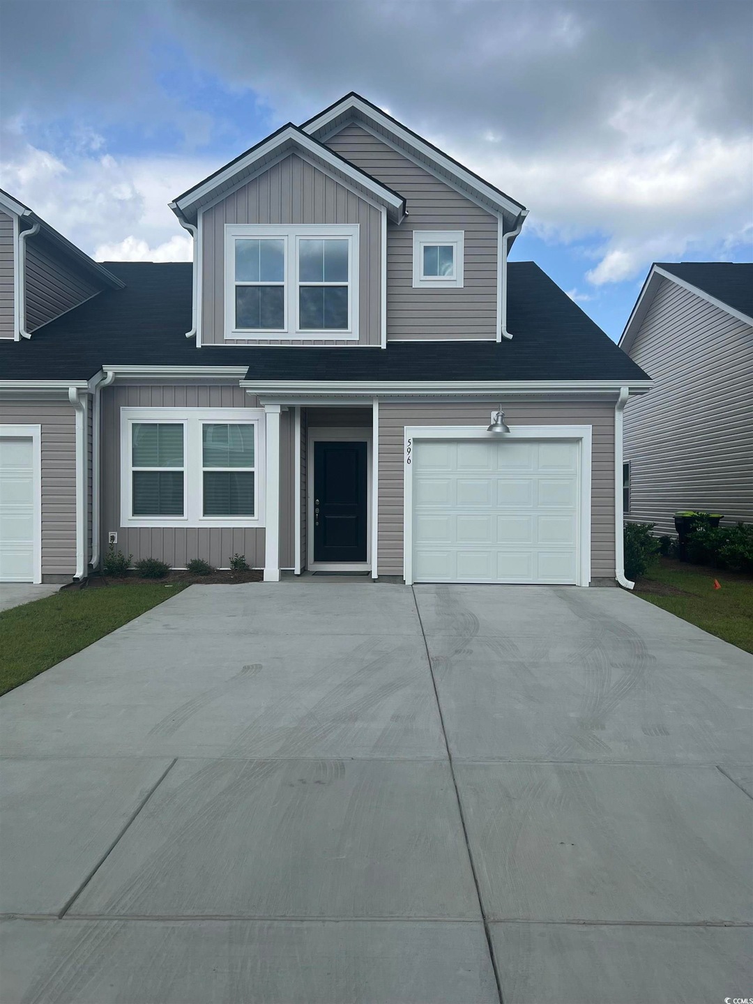 View of front property