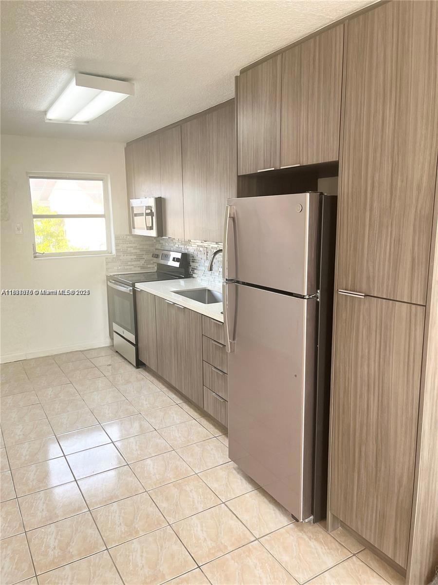 605 W 68th St unit 23, Hialeah, FL 33014 - photo 1