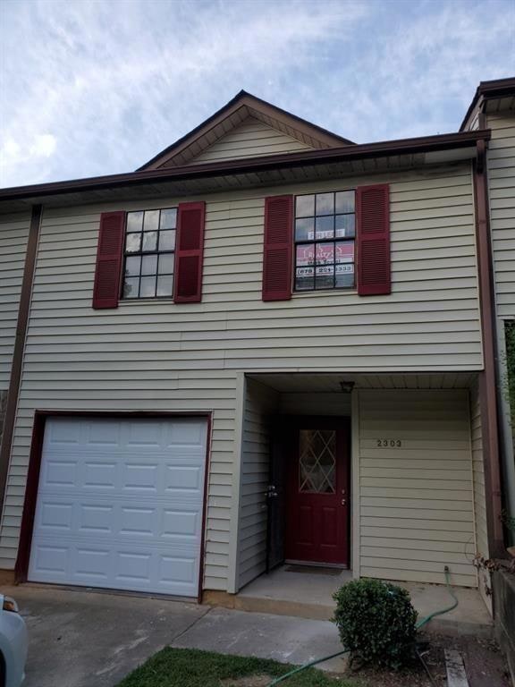 View of front facade with a garage and driveway