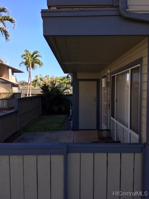 Entryway/fully fenced yard.