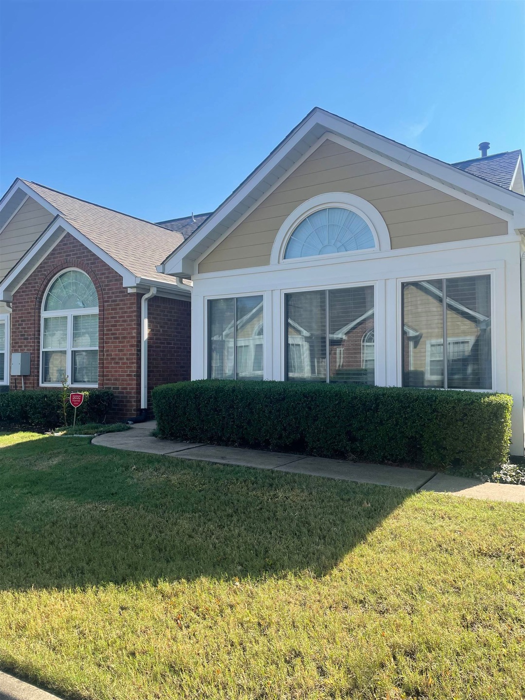 Single story home featuring 2BR/2BA, split bedroom