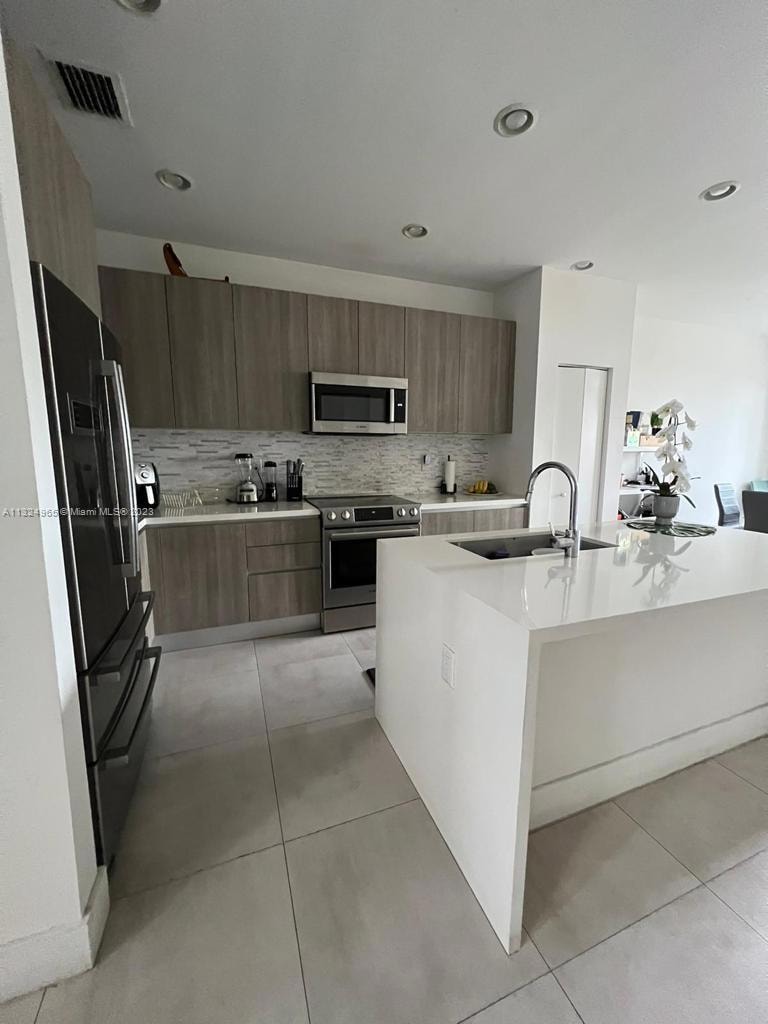 7221 NW 103rd Path unit 7221, Doral, FL 33178 - photo 1