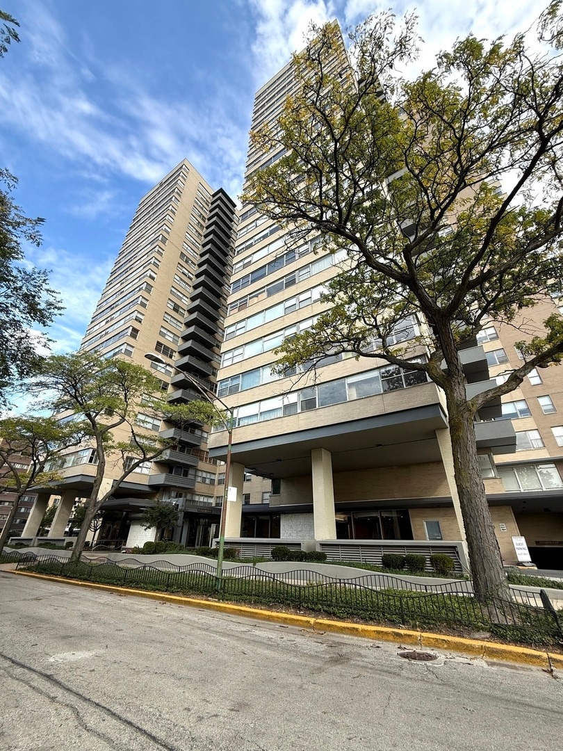 Shoreline Towers Condominiums unit 19V, Chicago, IL 60660 - photo 1