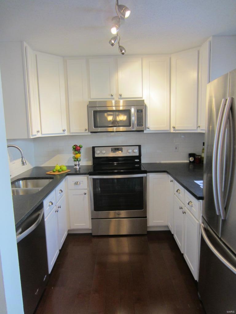 Stunning, FULLY UPDATED kitchen with 42 inch SHAKE