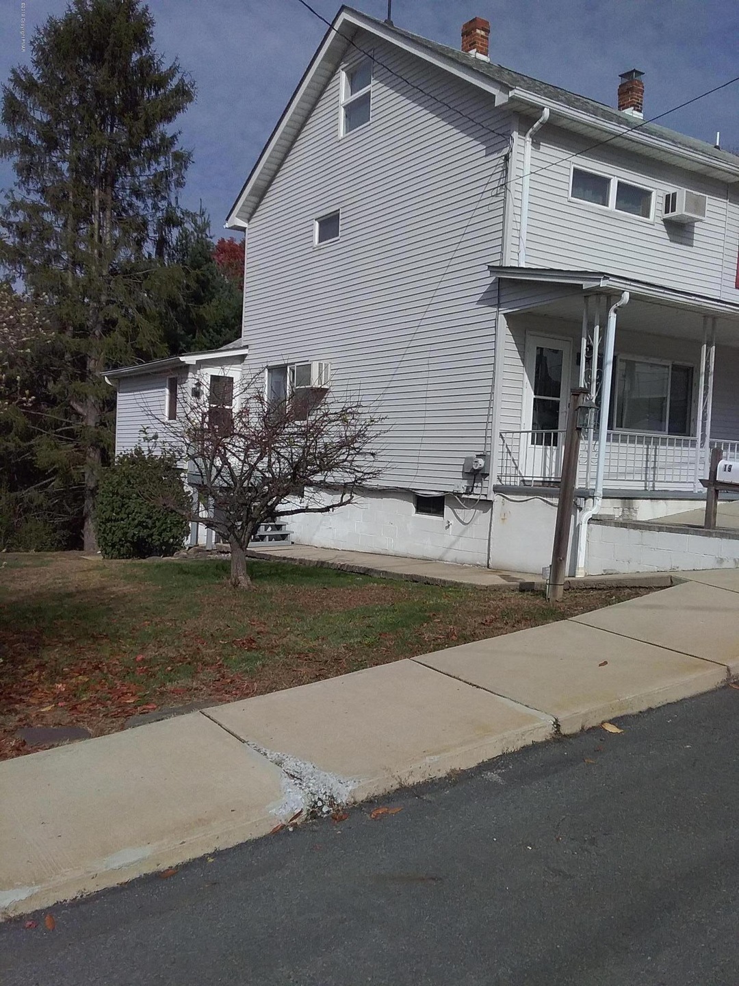 19 W Ridge St, Coaldale, PA 18218 - photo 1