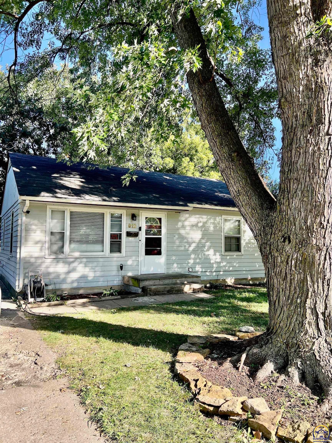 912 SW Frazier Ave, Topeka, KS 66606 - photo 1