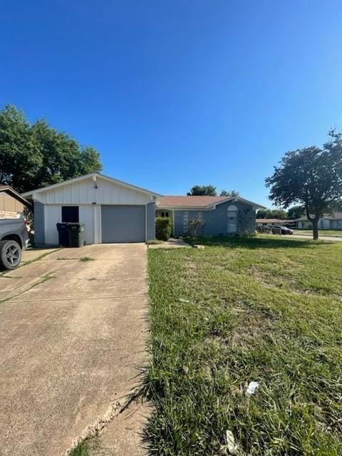 Single story home with a front yard