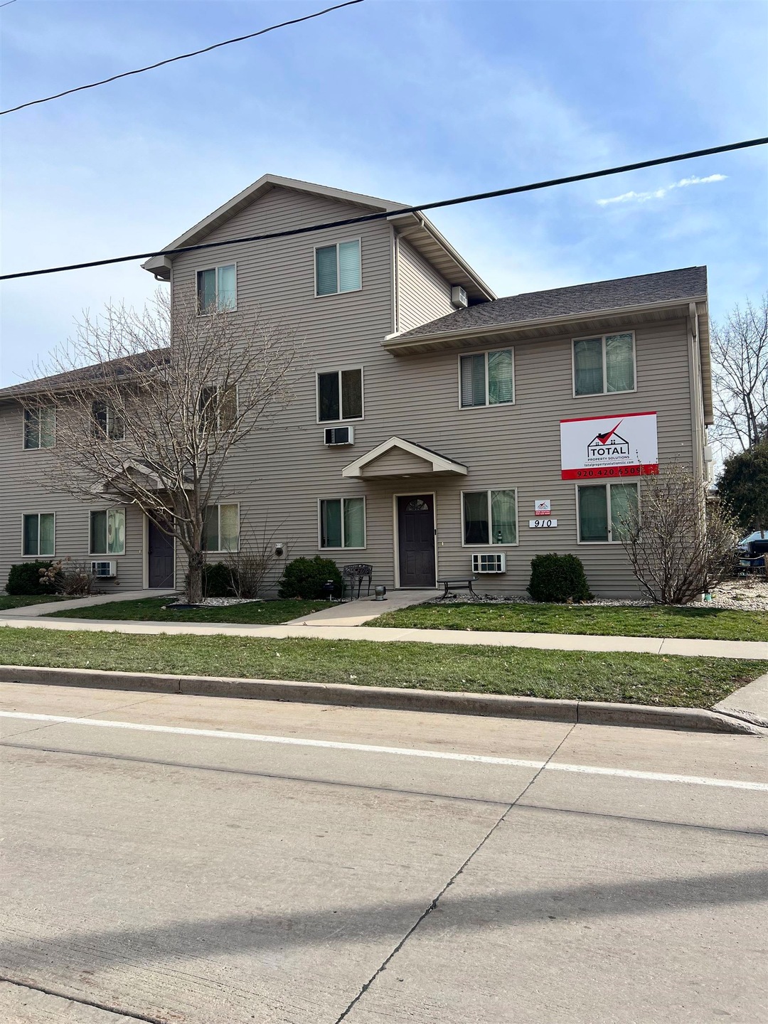 910 Elmwood Ave, Oshkosh, WI 54901 - photo 1