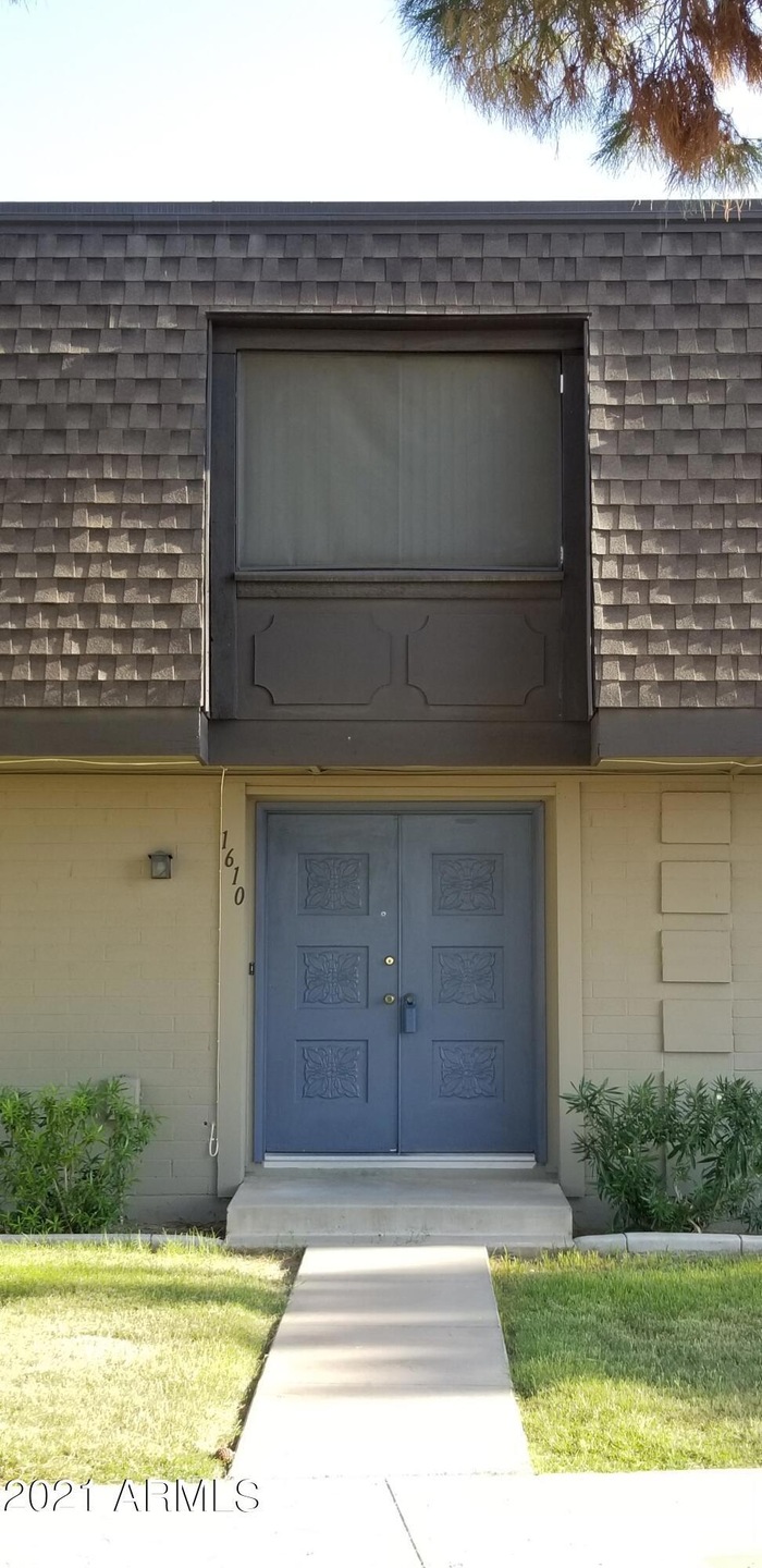 Front door 1610 E Baker Dr.