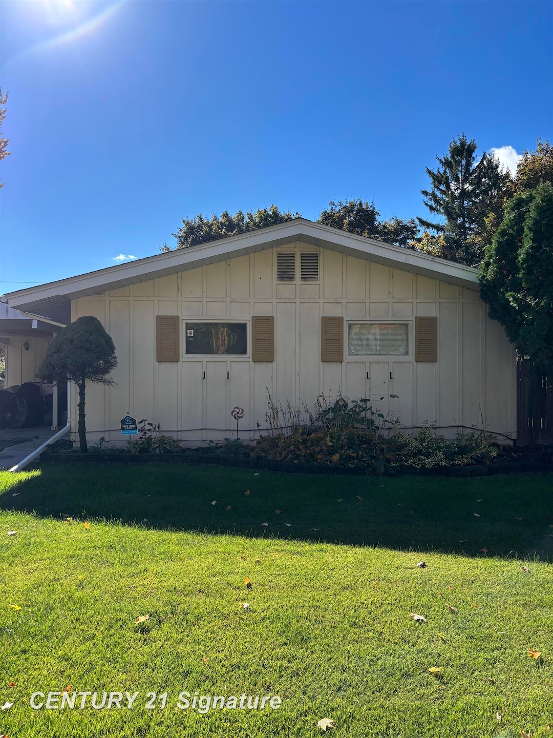 1727 Briarwood Dr, Flint, MI 48507 - photo 1