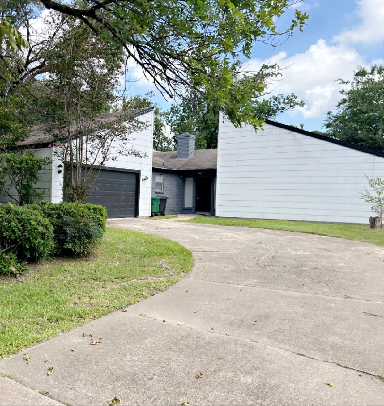 3910 R V Mayfield Dr, Houston, TX 77088 - photo 1